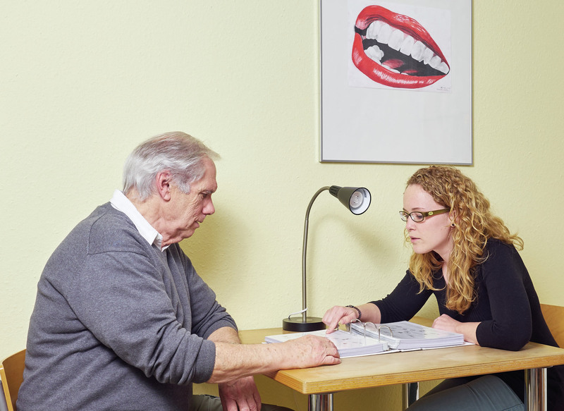 Logopädische Therapie für Erwachsene in der Praxis SPYRA Winnenden – Therapeutin und Patient